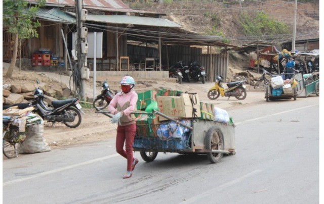 Đội xe kéo tóc dài mưu sinh nơi biên giới - ảnh 3